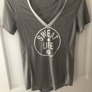 🍋 lululemon v neck tee